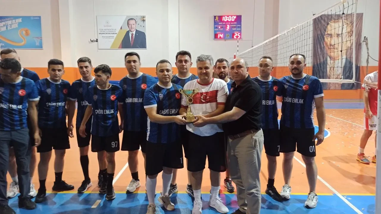 Zanbak Tarım Sarıgöl voleybol turnuvasında şampiyon oldu