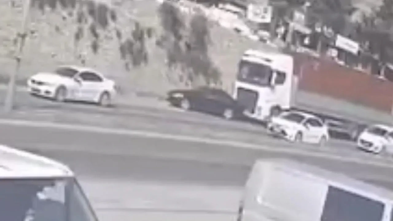 Hatay Belen yolunda tır otomobili böyle sürükledi