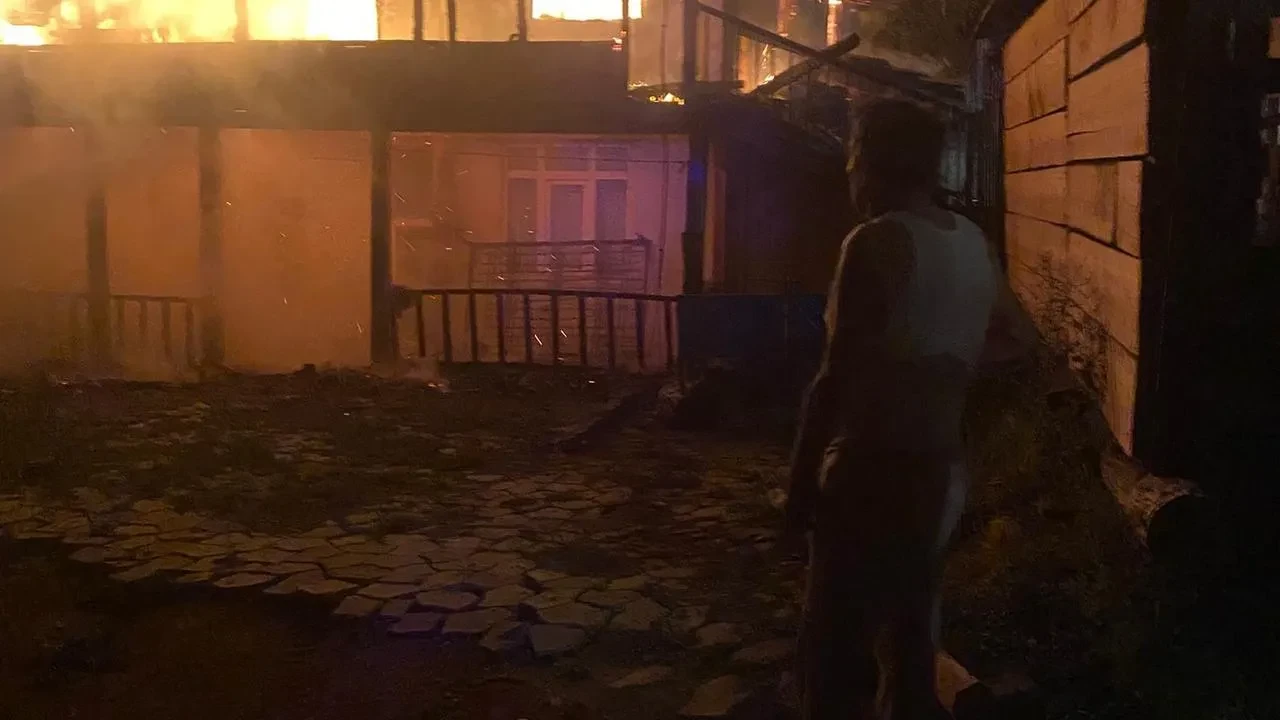 Kastamonu Çatören köyünde ahşap ev yanarak yok oldu