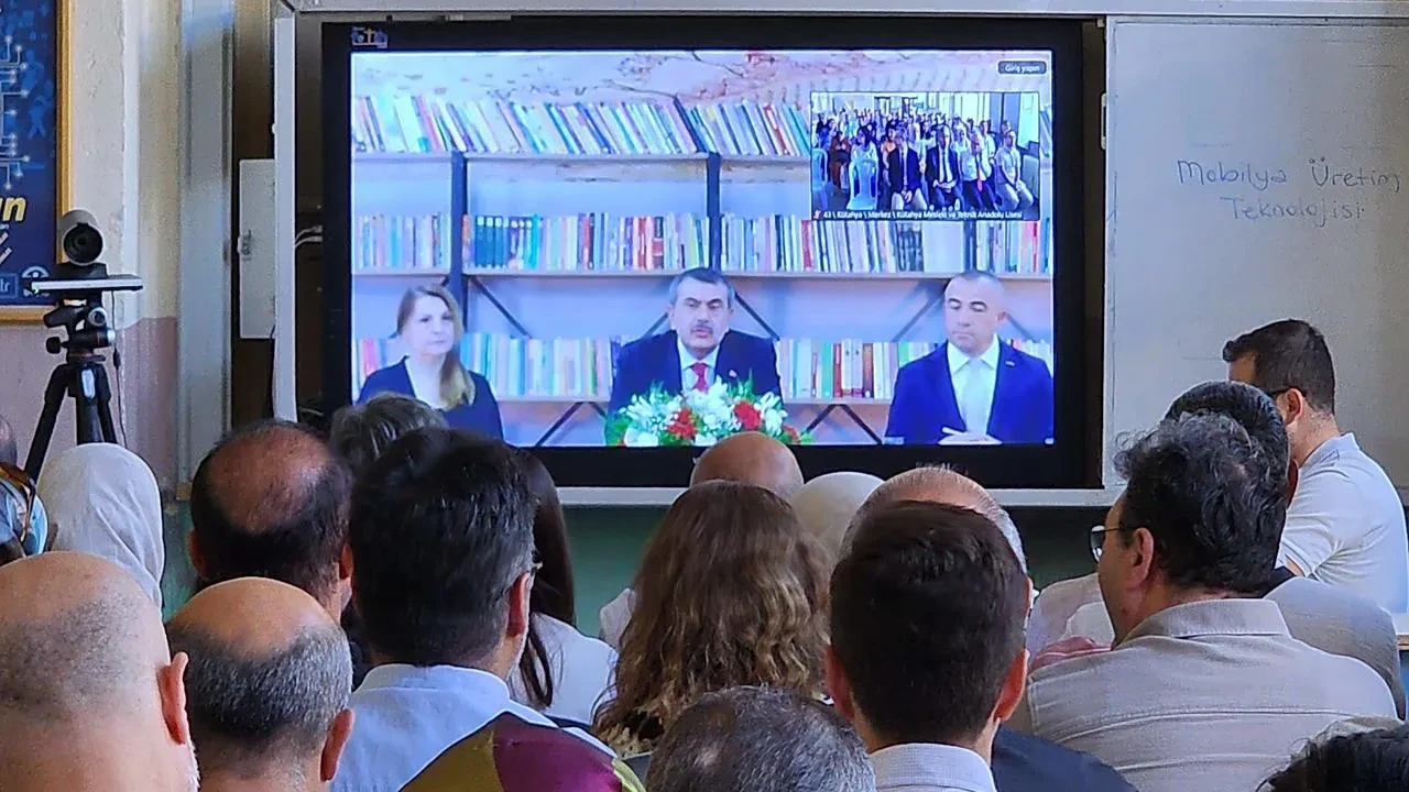 Bakan Tekin Kütahyalı öğretmenlerle çevrimiçi buluştu