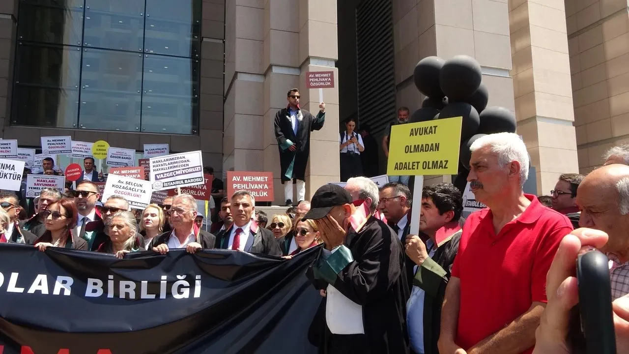 İstanbul Barosu üyeleri Mehmet Pehlivan için sokağa çıktı