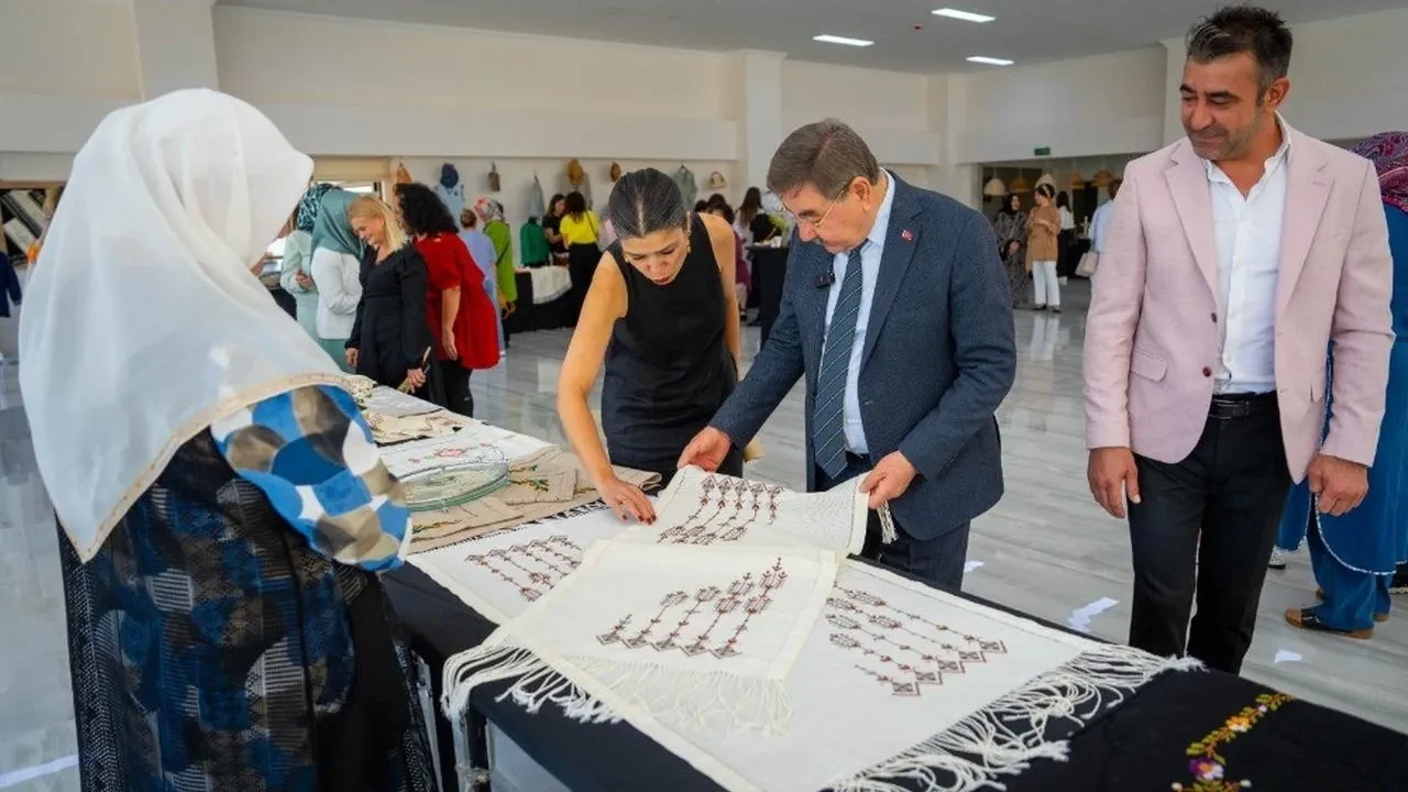 Gölbaşı Belediyesi Kursiyerlerin El Emeği Eserlerini Sergiliyor