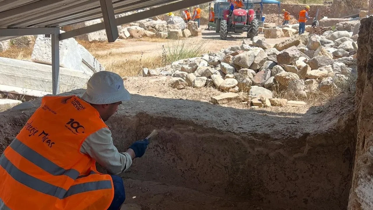 Tralleis Antik Kenti hamam bölgesi gün yüzüne çıkıyor