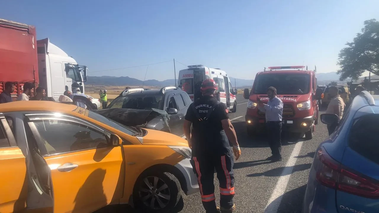 Elazığ Kovancılar yolunda taksi ve otomobil çarpıştı