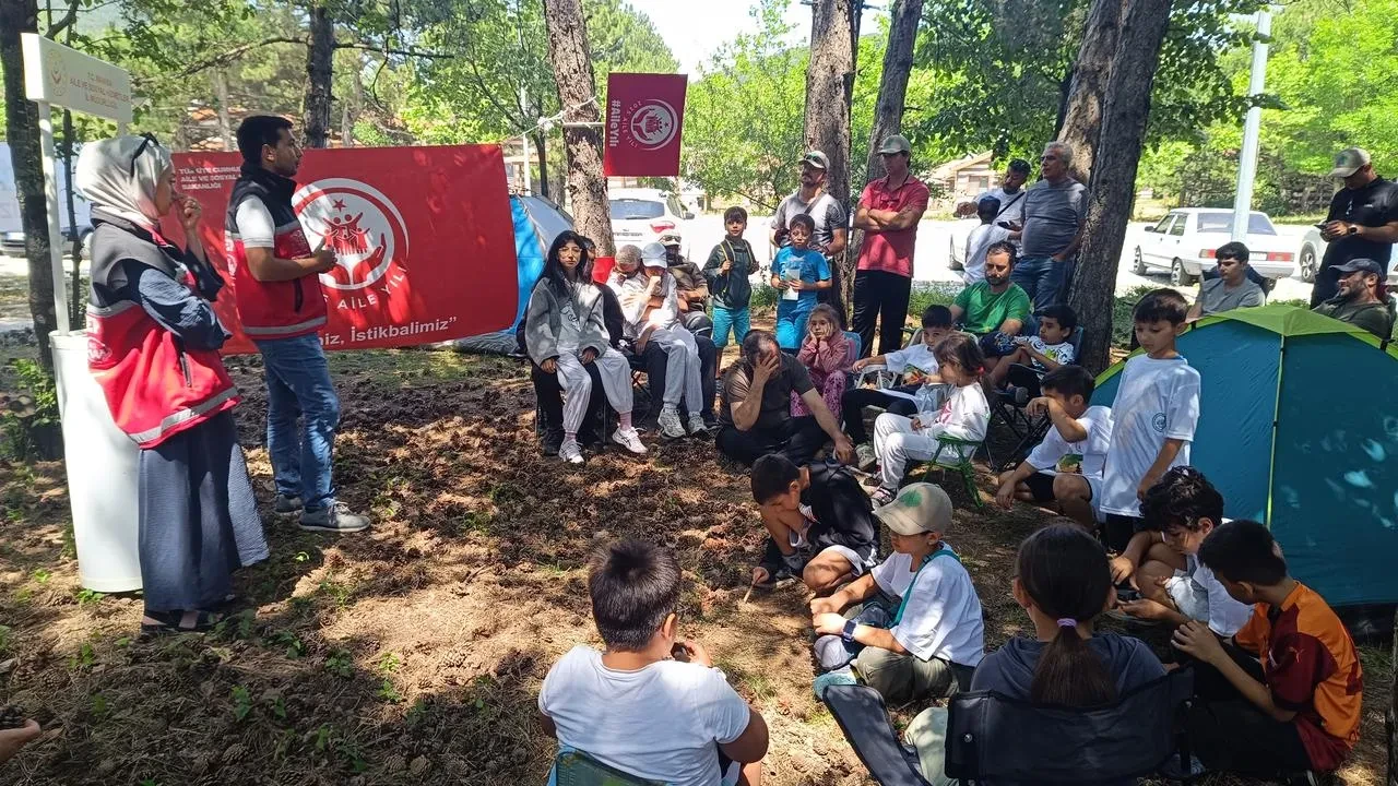 Babalar ve çocukları Spil Dağında doğayı keşfetti