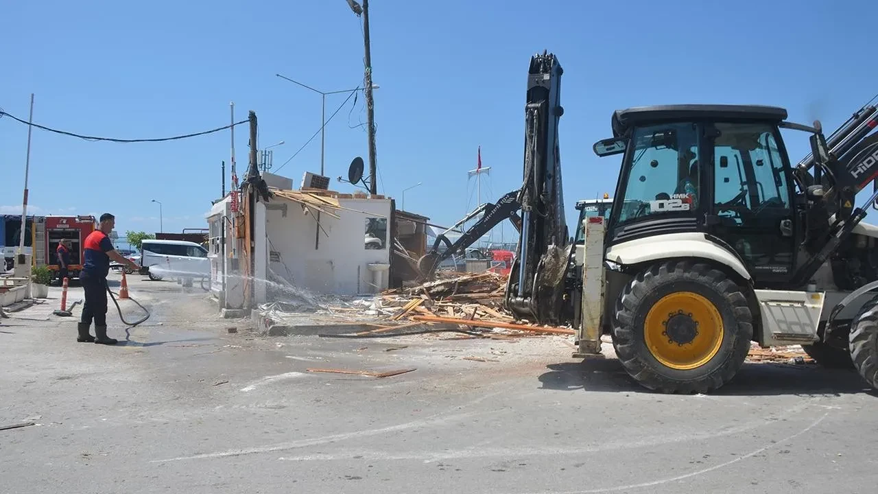 Sinop Belediyesi kaçak kulübeleri Bülent Ecevit Caddesinden kaldırdı