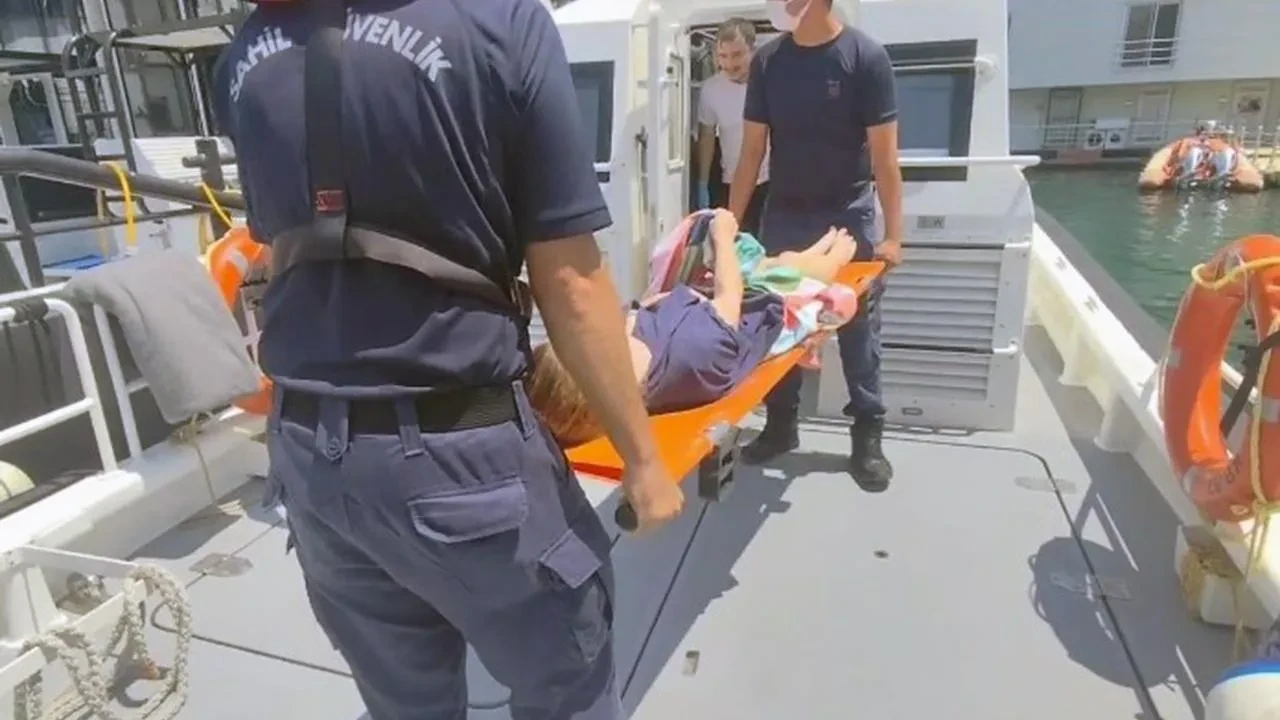 Fethiye açıklarında gezi teknesinden hasta çocuk kurtarıldı