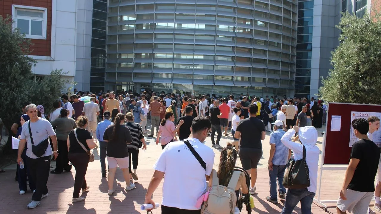 YKS sınavında geç kalan öğrenciler içeri giremedi