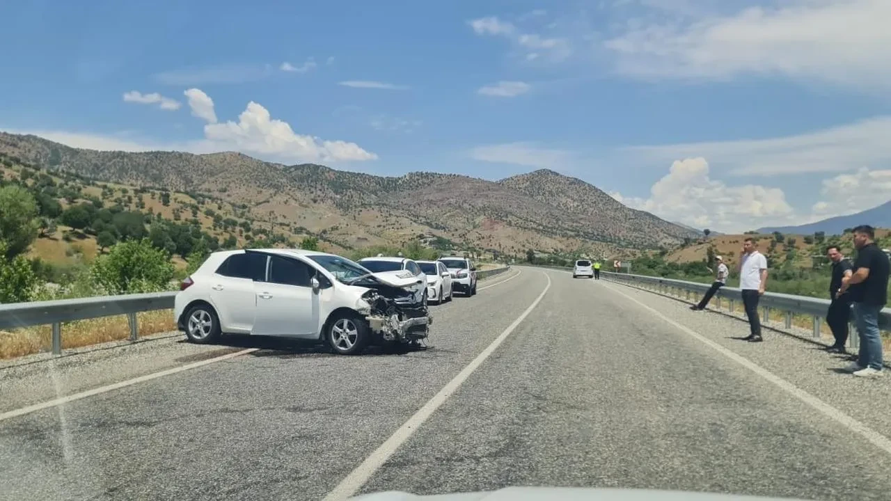 Batman Sason yolunda otomobil bariyerlere çarptı yaralandı