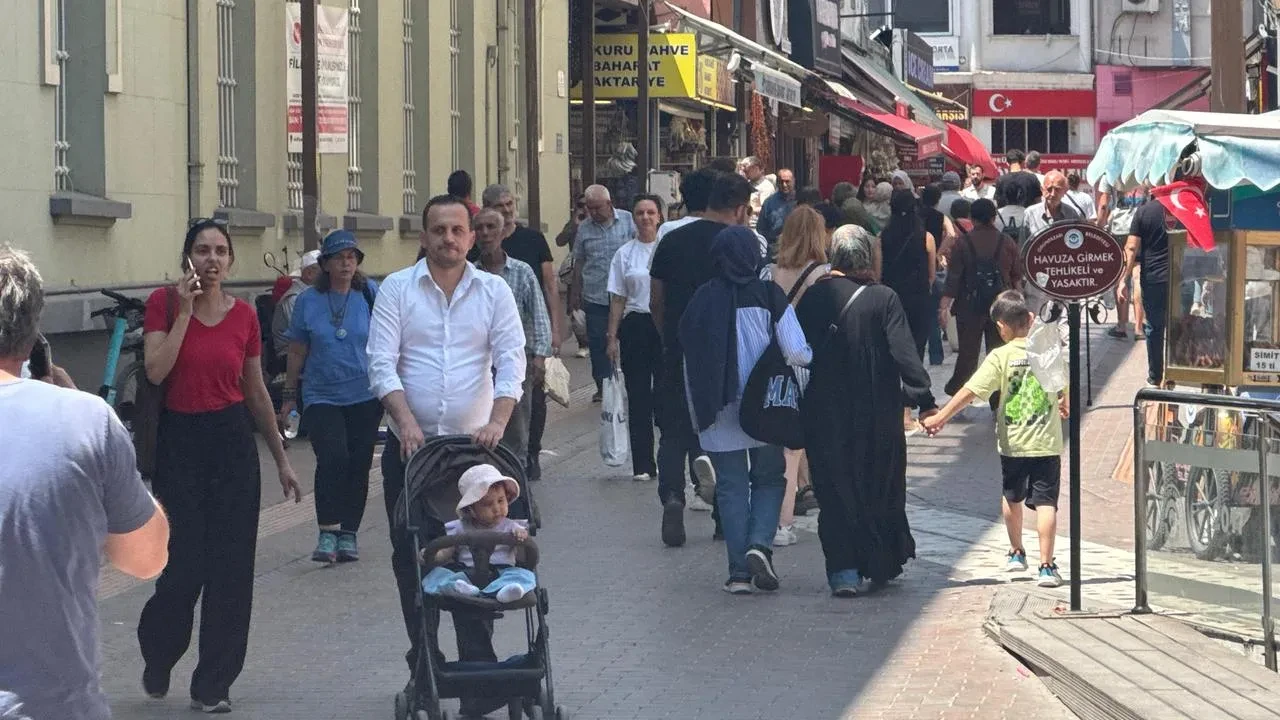 Eskişehir Hamamyolu Caddesi hafta sonu kalabalığa büründü