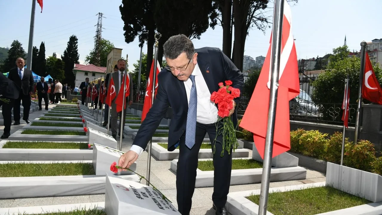 Başkan Genç Sülüklü Şehitliğinde şehitleri ziyaret etti