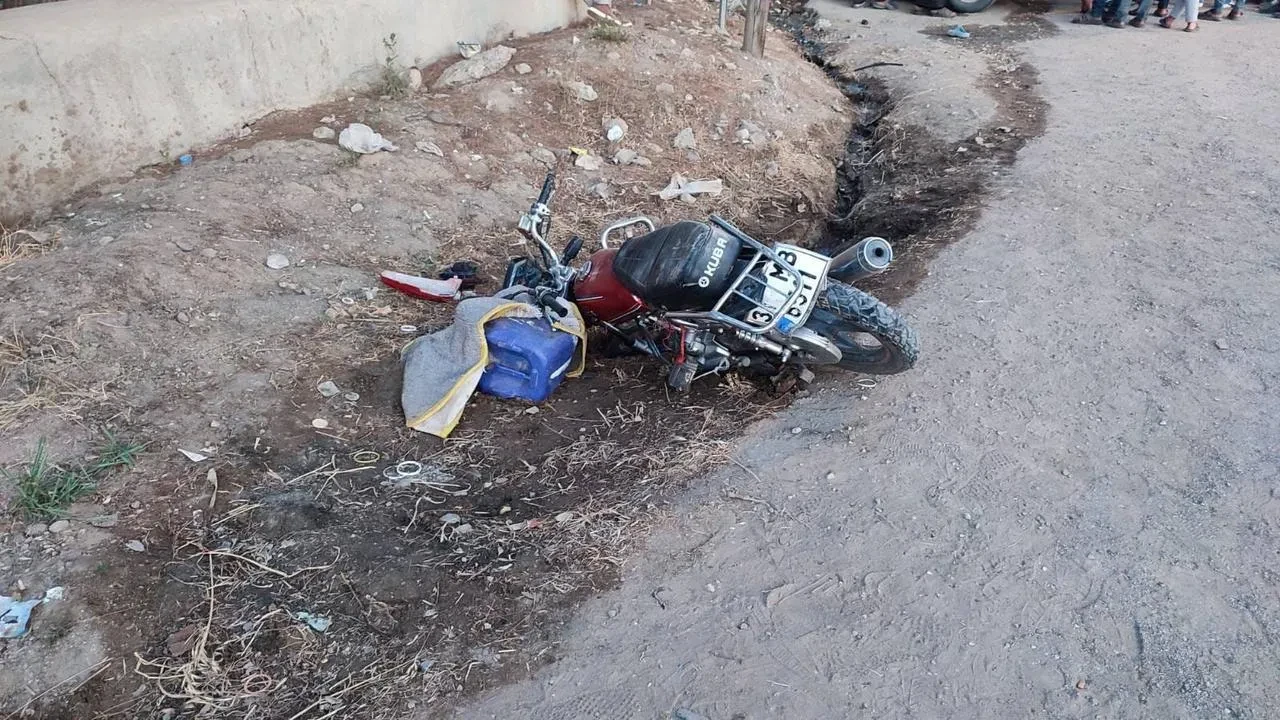 Amasyada park halindeki motosiklete çarpan araç can aldı