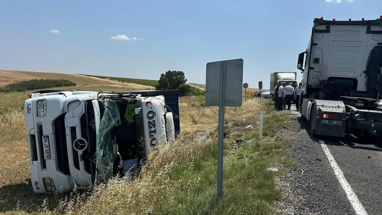 Tekirdağ Muratlı yolunda tır tarlaya devrildi