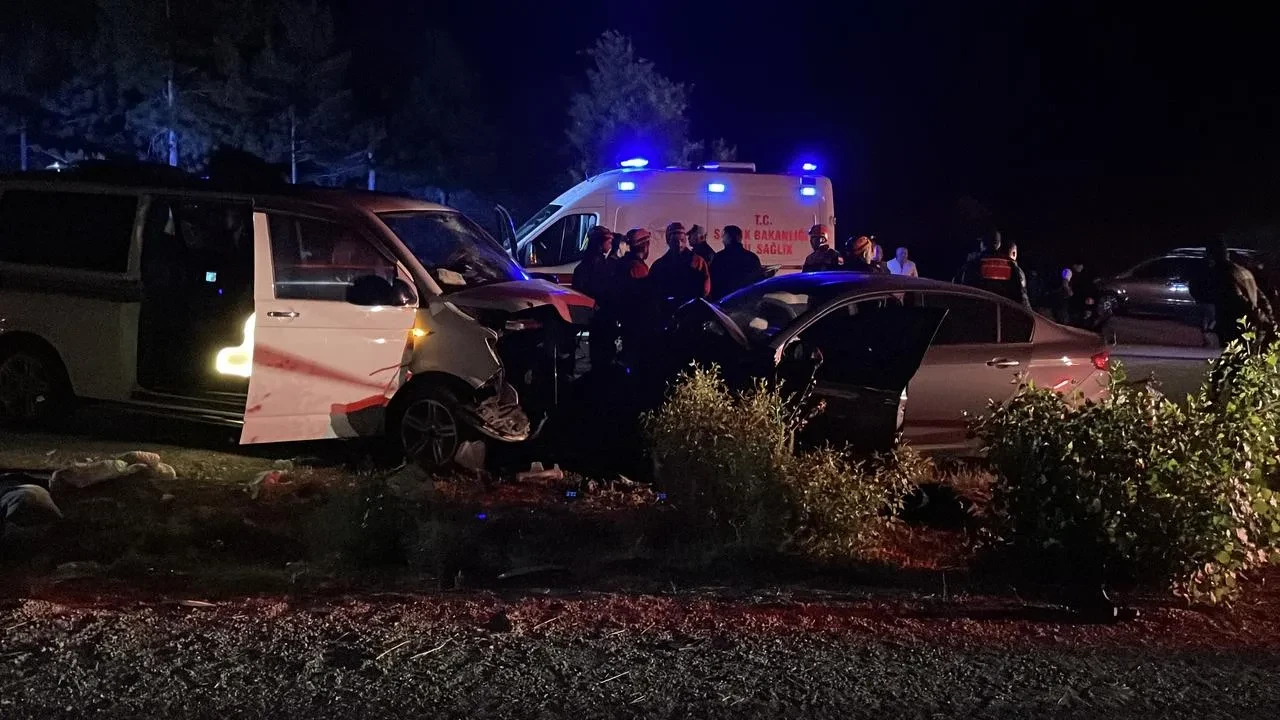 Sivasta ters yönde giden minibüs ölümlü kaza yaptı