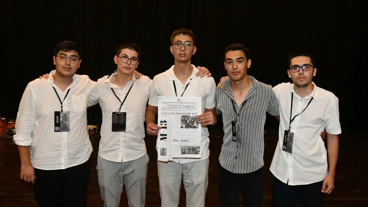 Denizli gençleri Cumhuriyet manşetlerini yeniden yazdı