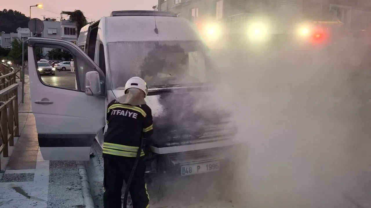 Marmariste turist taşıyan minibüs alev aldı kurtarıldı