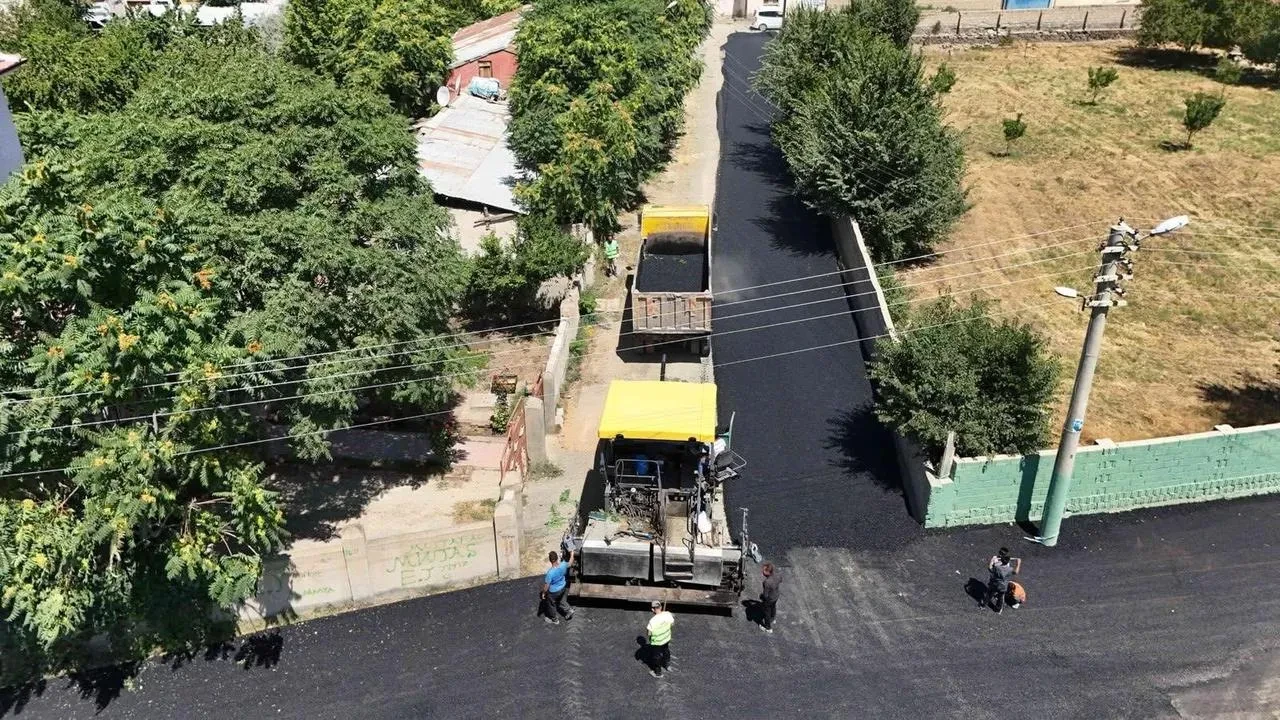 Iğdır Belediyesi Özgür Mahallesi yollarını yeniliyor