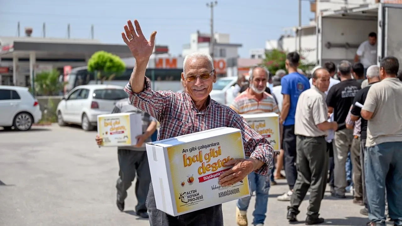 Mersin Büyükşehir Belediyesi bin arıcıya destek verdi