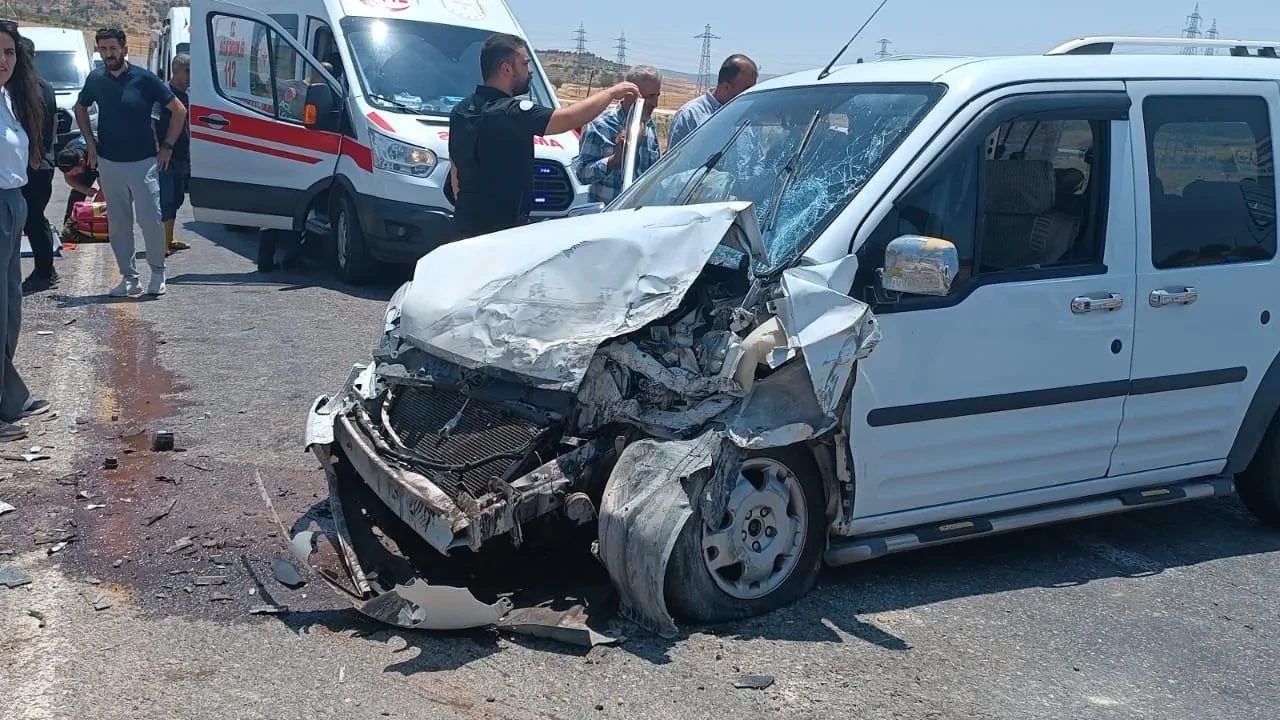 Siirt Organize Sanayide iki ticari araç çarpıştı