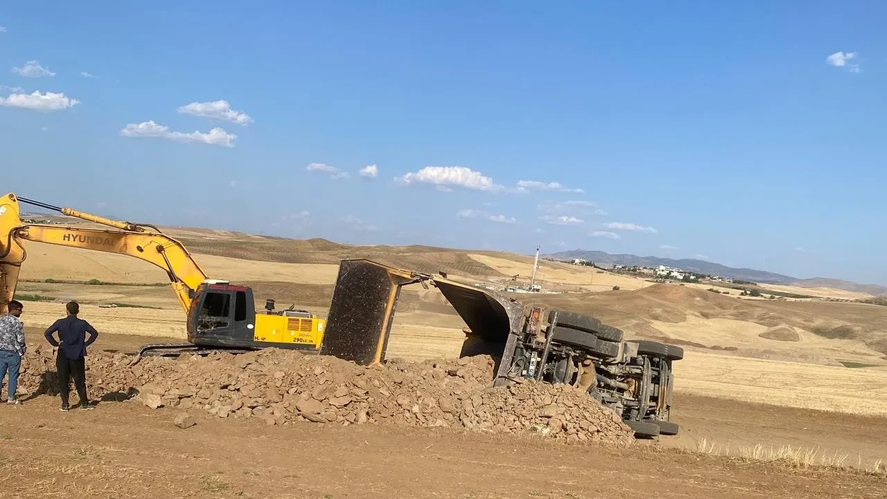 Siirti Kurtalan yolunda kamyon şarampole yuvarlandı