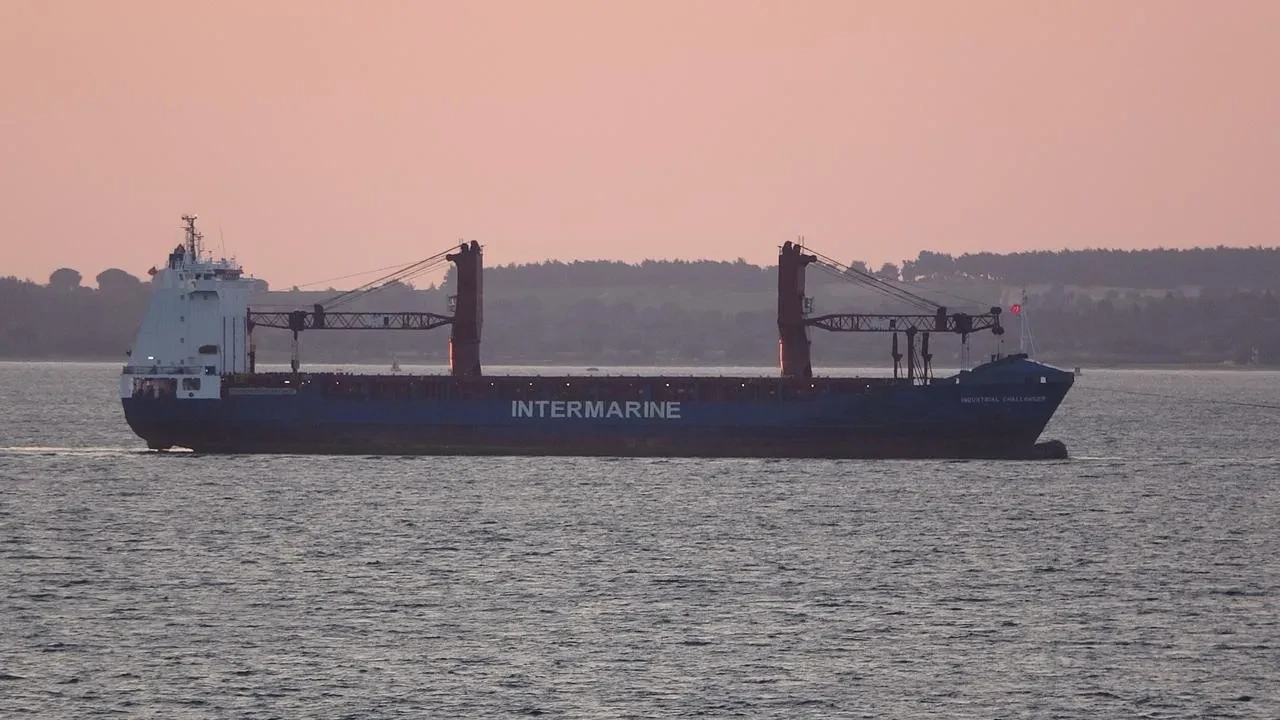 Çanakkale Boğazında Industrial Challenger gemisi alev aldı