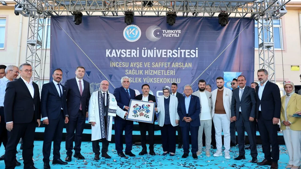 Vali Çiçek KAYÜ sağlık öğrencileriyle mezuniyet coşkusunu yaşadı