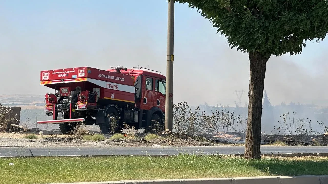 Adıyaman Alitaşı Mahallesinde anız yangını bahçeye yayıldı