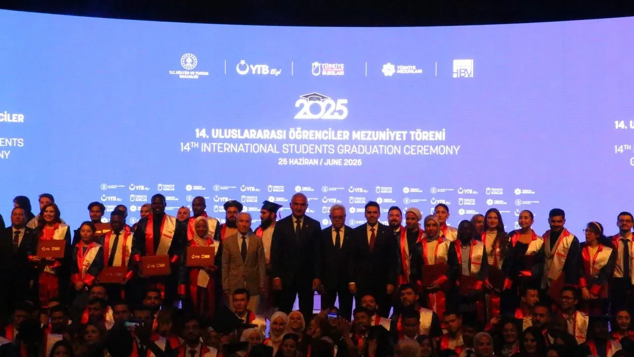 Bakan Ersoy ile Türkiye mezunları törenle buluştu