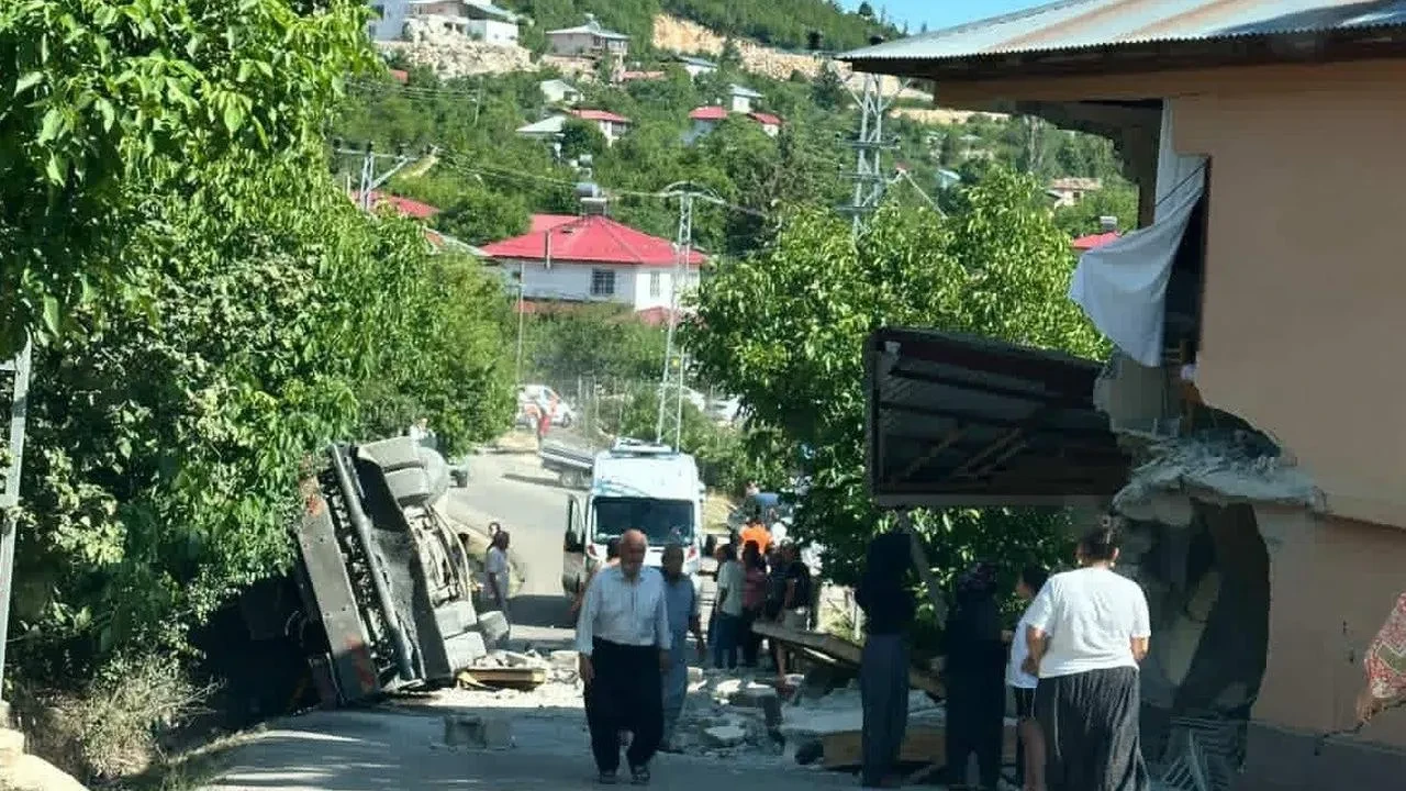 Mersin Toroslar ilçesinde kamyon eve çarpıp devrildi