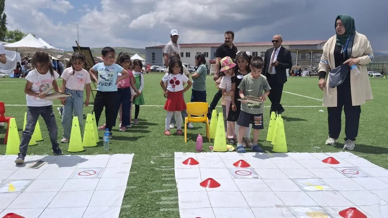 Diyadin çocuk şenliğinde minikler doyasıya eğlendi
