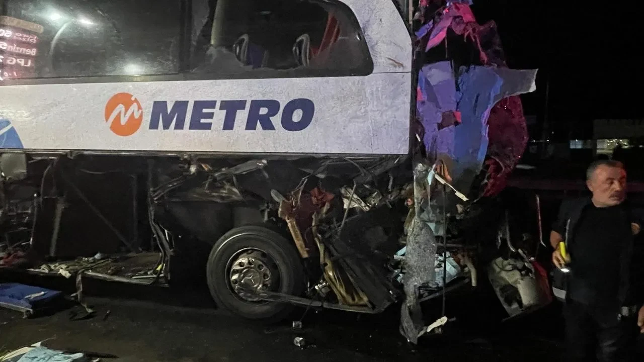 Sakarya Pamukova yolunda otobüs tır kazası yaşandı