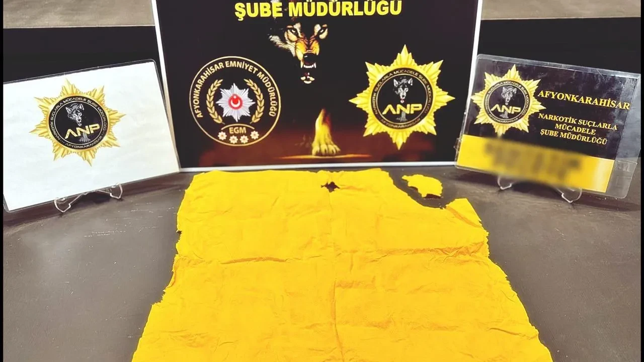 Afyonkarahisar otobüsünde peçeteye gizlenen uyuşturucu yakalandı