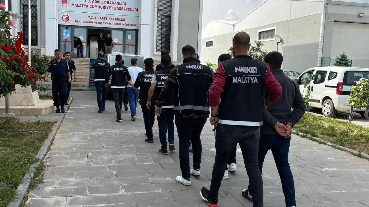 Malatya sokak satıcıları ekmek içinde uyuşturucu yakalandı