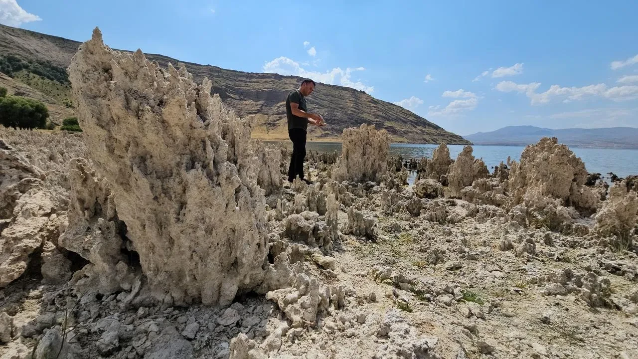 Van Gölü kıyılarında dev mikrobiyalit yapıları keşfedildi
