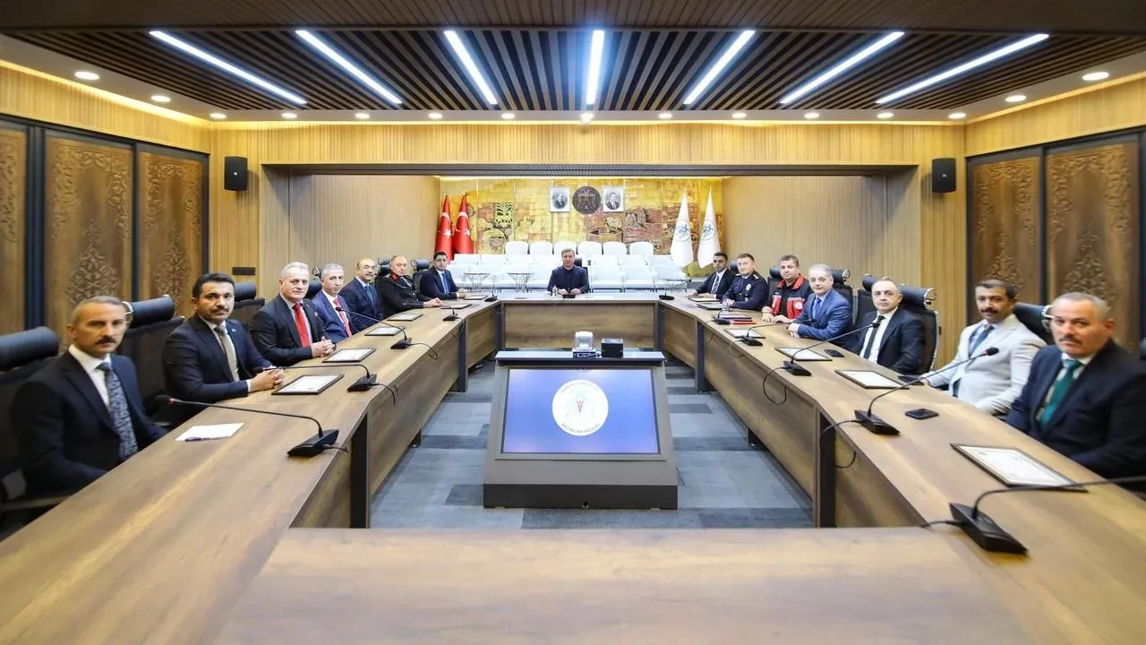 Erzincan Valisi Aydoğdu başarılı birim amirlerini ödüllendirdi