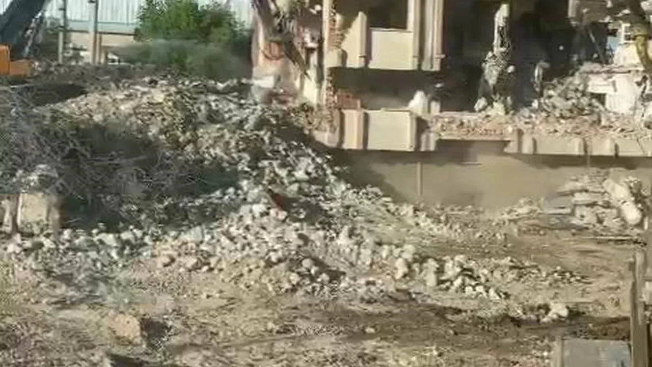 Elazığda hasarlı bina tek hamlede çöktü