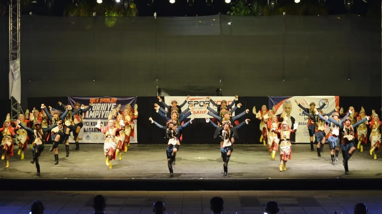 Yunusemre Belediyespor Türkiye halk oyunlarında şampiyonluğa ulaştı