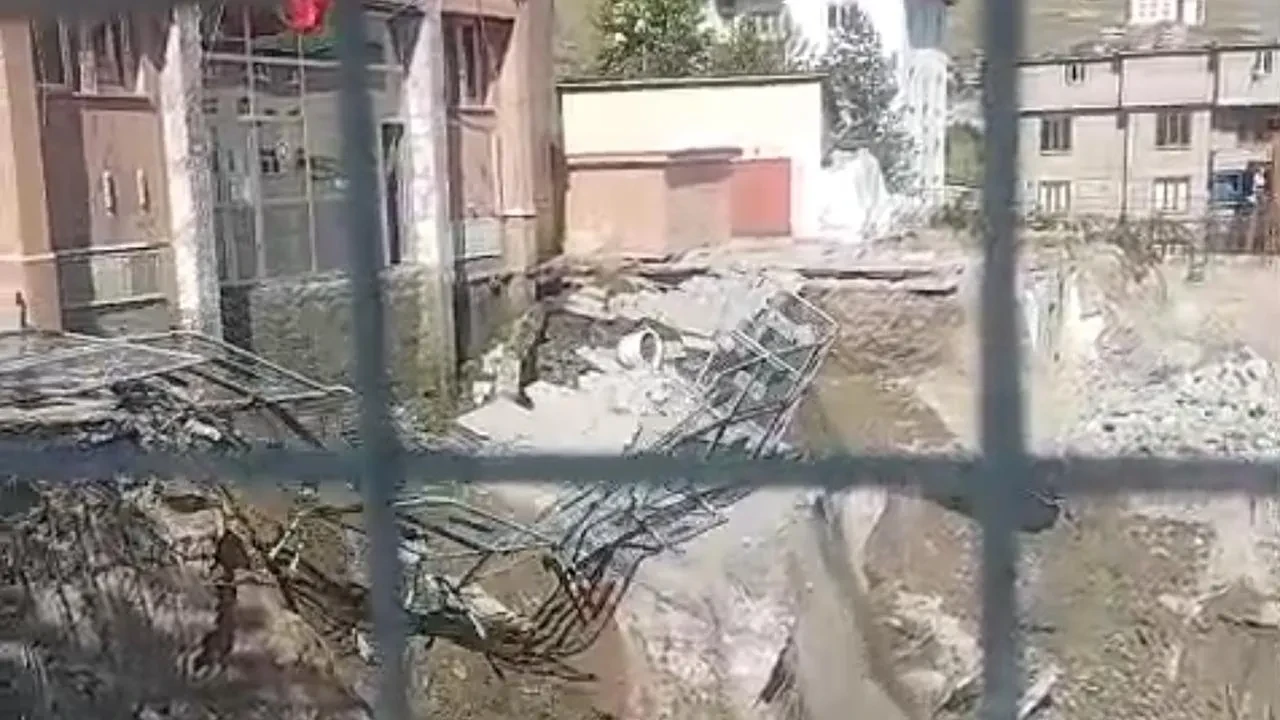 Hakkaride yeni adliye inşaatı eski binayı çökertti