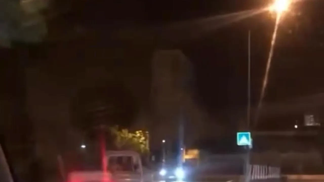 Sakarya Maliye Caddesinde kamyonet sürücüsünün tehlikeli yolculuğu kamerada