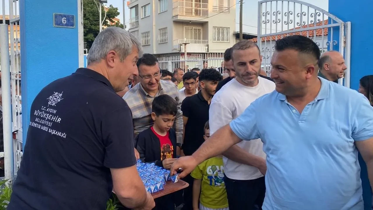 Aydın Büyükşehir Belediyesi cami çıkışında lokum dağıttı
