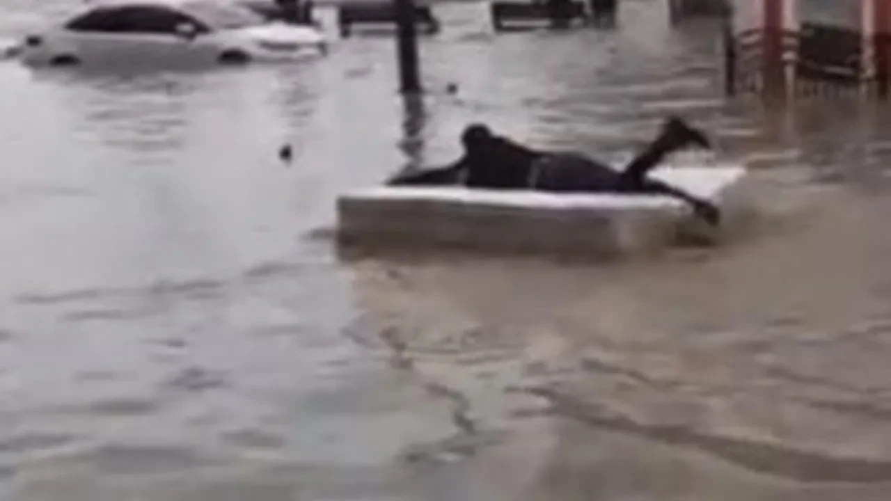 Trabzonlu vatandaş selde yatağını sal yapıp gezdi