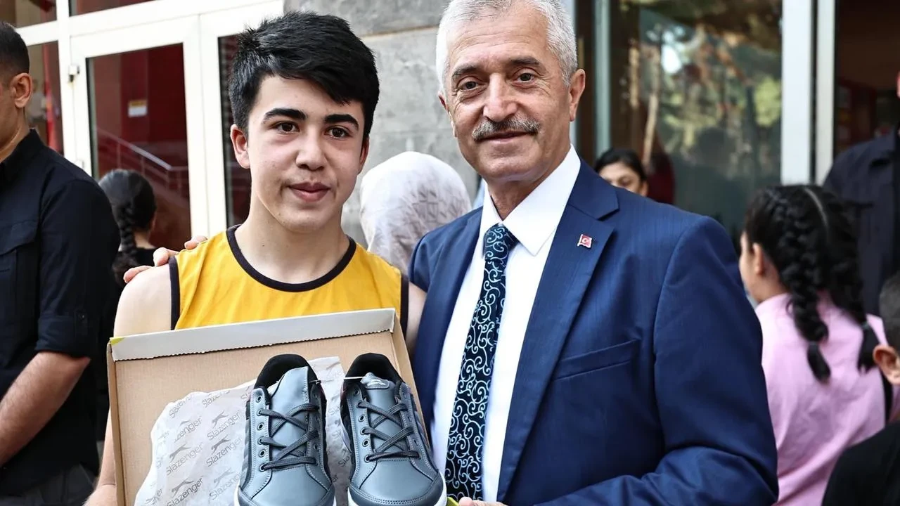 Şahinbey Belediyesi öğrencilere spor ayakkabısı hediye etti