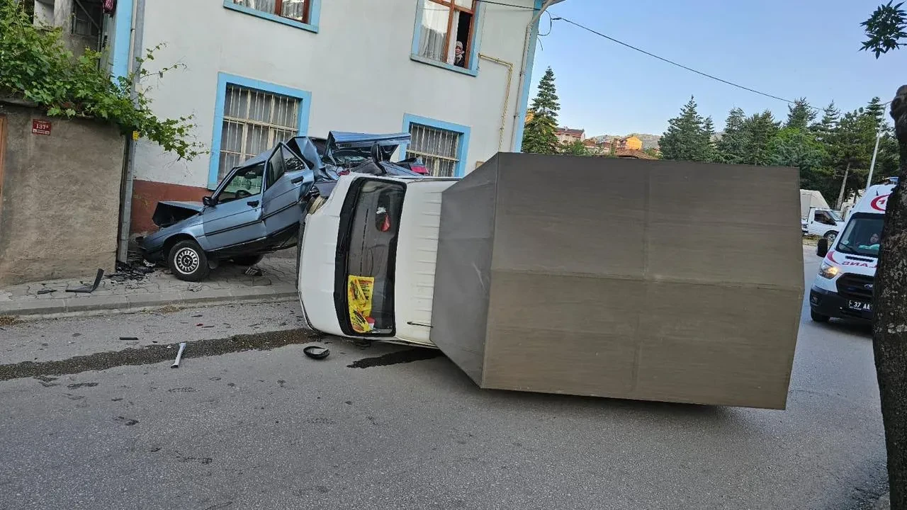 Tosya ilçesinde park halindeki otomobile kamyonet çarptı