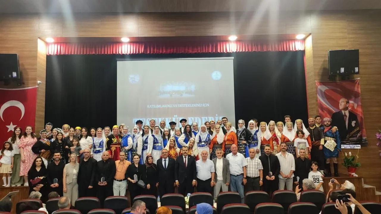 Vezirköprü halk oyunları gösterisi büyük beğeni topladı