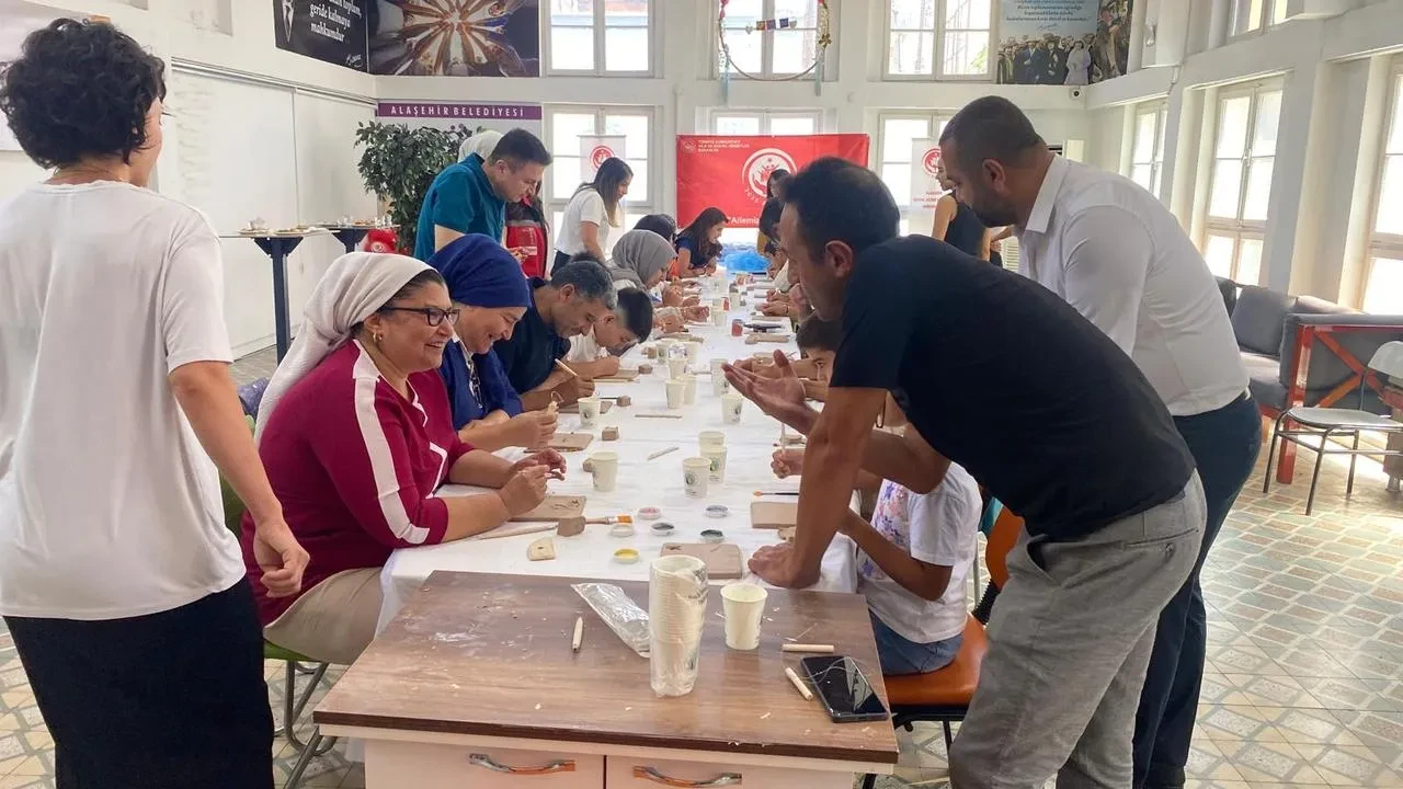 Koruyucu aileler Alaşehir Belediyesinde sanatla buluştu