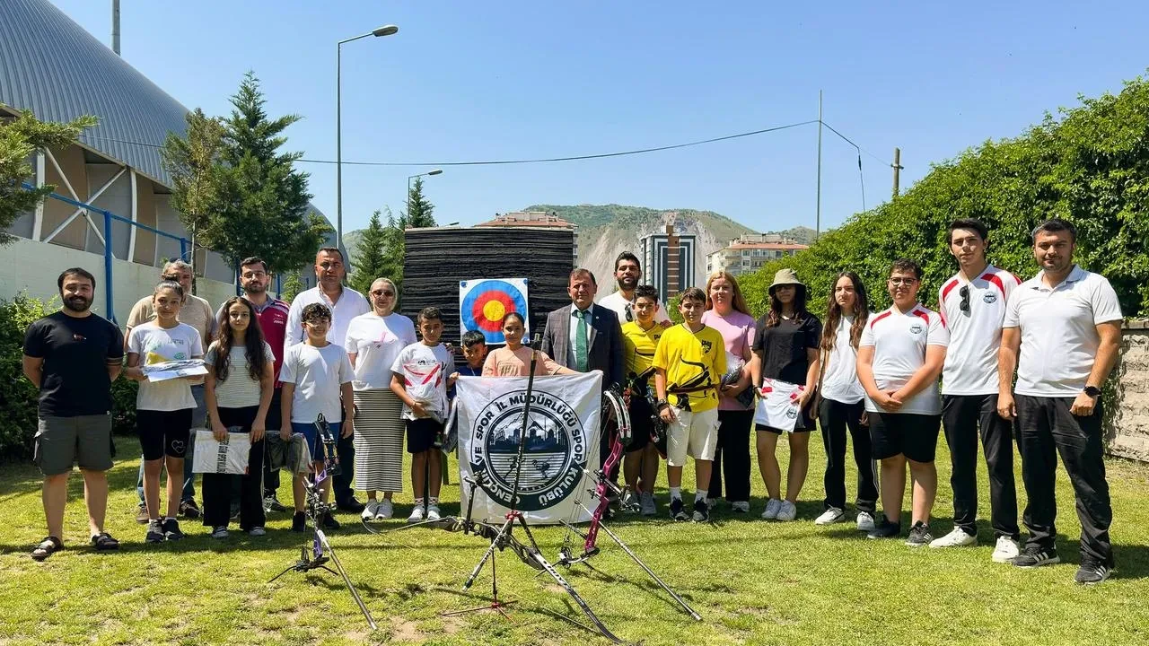 Kayseri okçuluk sporcuları yeni malzemelerine kavuştu