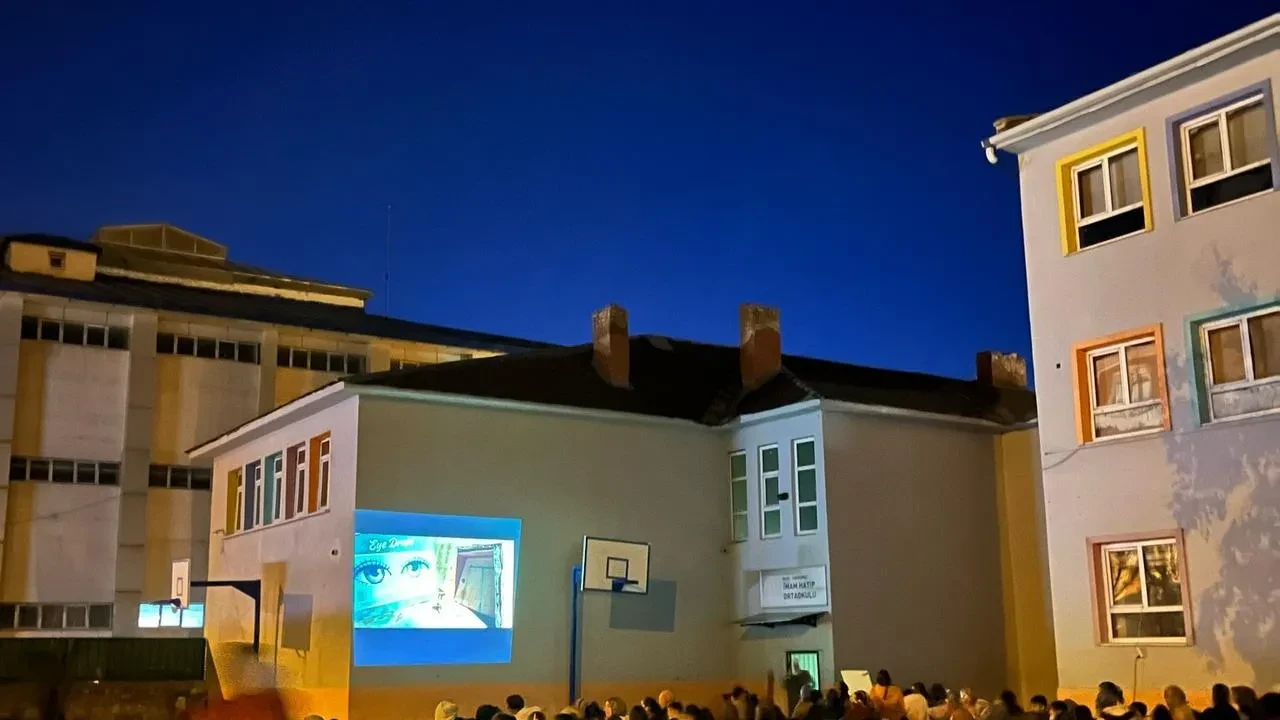Sarıkamış öğrencileri açık havada sinema keyfi yaşadı