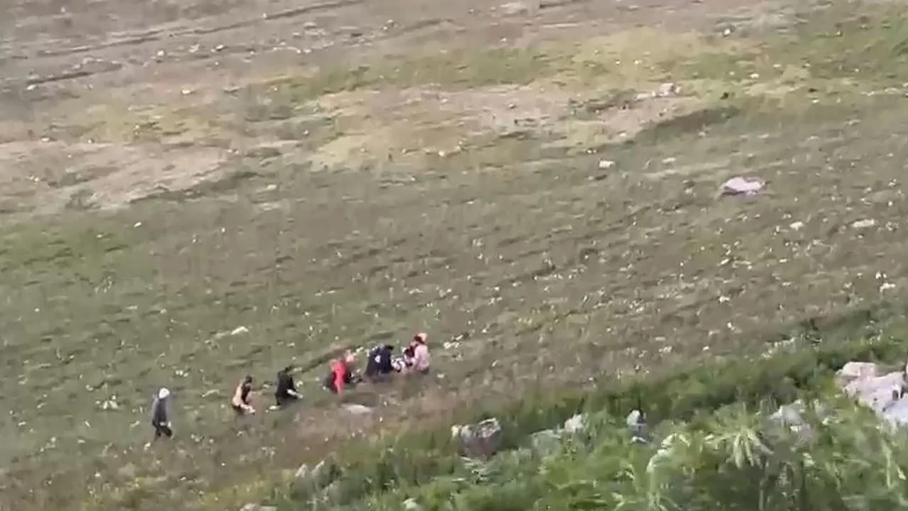 Ardahan Göle yolunda otomobil uçuruma düştü yaralandılar