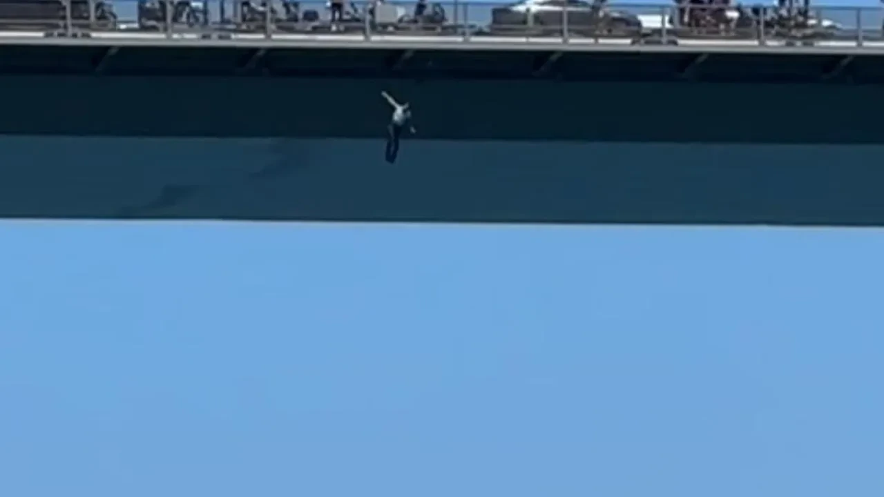 15 Temmuz Şehitler Köprüsünde intihar girişimi kamerada görüntülendi