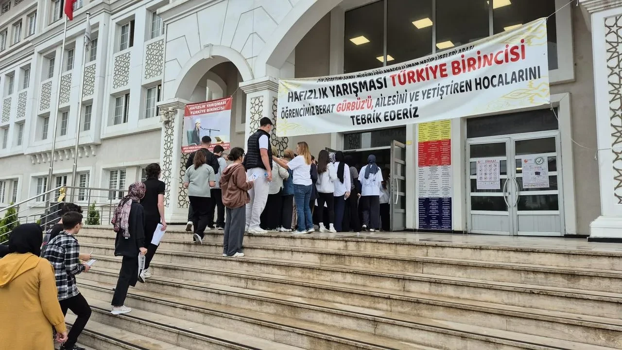 Düzce velileri YKS heyecanını çocuklarıyla birlikte yaşıyor